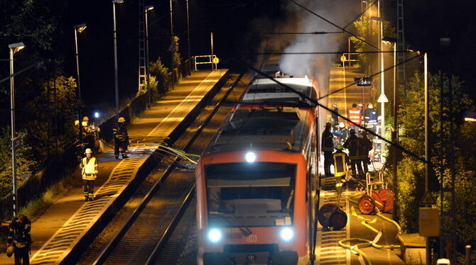 Gespenstische Szene: Der Zugbrand am Haltepunkt Lustnau.