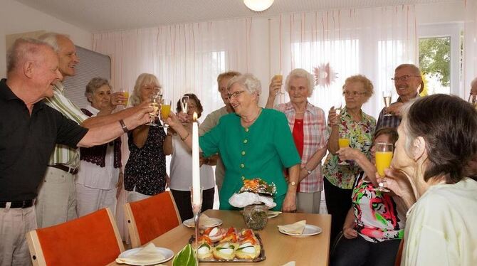 Im »Clubraum« verbringen die Senioren gemeinsam Zeit, wie hier bei einer Geburtstagsfeier.  FOTO: HAMMER