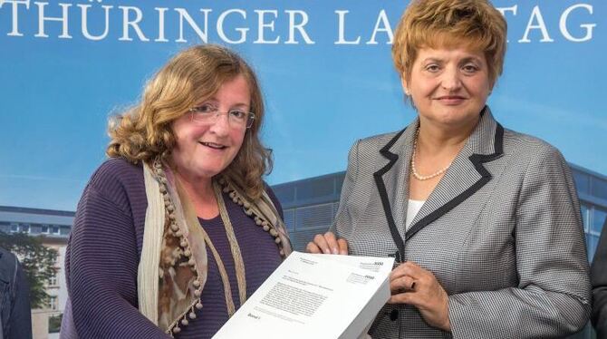 Die Ausschussvorsitzende Dorothea Marx übergibt Landtagspräsidentin Birgit Diezel den Abschlussbericht des Thüringer NSU-Unte