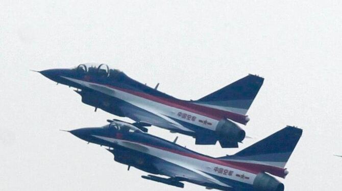 Chinesische Kampfflugzeuge bei einer Luftfahrt-Schau. Foto: Ym Yik/Archiv