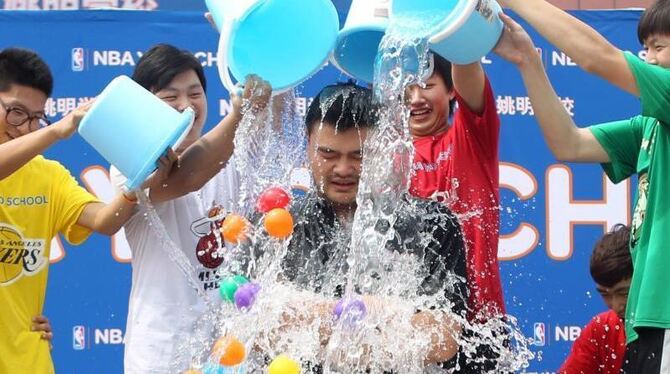 Ein bisschen Nass muss sein: Ex-Basketballstar Yao Ming bei der »Ice Bucket Challenge«. Foto: NBA Yao School
