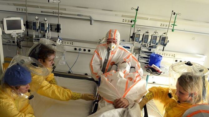 Bislang in Stuttgart nur eine Übung: Ein Patient wird auf der Isolierstation im Robert-Bosch-Krankenhaus versorgt. FOTO: DPA