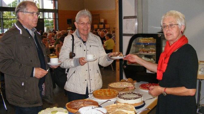 Begehrt waren die über 30 hausgemachten Kuchen und Torten beim Fest im Sirchinger Dorfgemeinschaftshaus. FOTO: BÖRNER