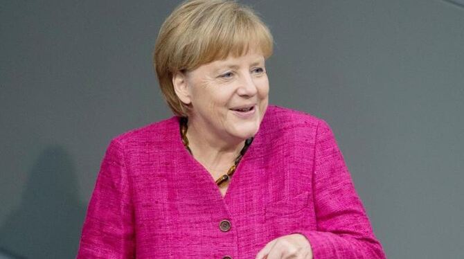 Bundeskanzlerin Angela Merkel kommt zu der Sondersitzung des Bundestages. Foto: Soeren Stache