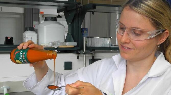 Die Ernährungswissenschaftlerin Désirée Schneider misst in ihrem Labor der Hochschule Fulda Chilisoße für ihr Forschungsproje