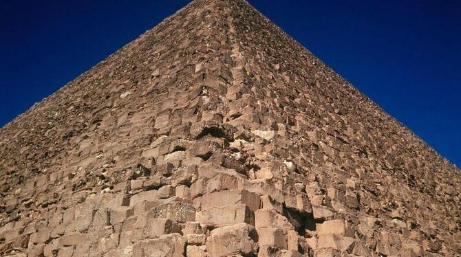 Blick über eine der Kanten der Cheops-Pyramide in Gizeh. Foto: Scholz