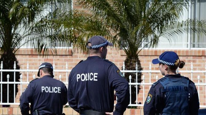 Polizisten nach der Durchsuchung eines Hauses in Sydney. Foto: Dean Lewins