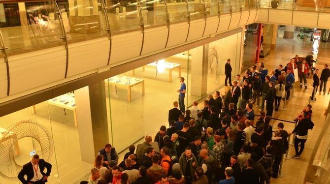 Um die 800 Apple-Fans stehen vor dem Apple-Store im Breuningerland Sindelfingen bei Verkaufsstart des iPhone 6 Schlange.