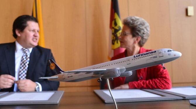 Oberbürgermeisterin Barbara Bosch und Lufthanseat Andi-Julian Leta freuen sich über den auf den Namen »Reutlingen« getauften Air
