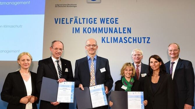 Gewinner und Gratulanten bei der Preisverleihung des Wettbewerbs »Kommunaler Klimaschutz 2014«. Von links: Cornelia Rösler (Deut