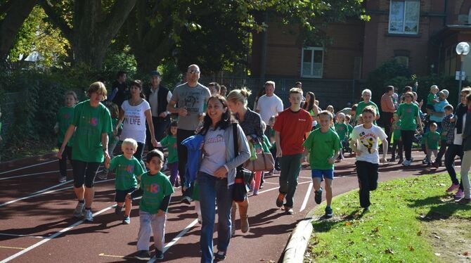 Kleine und größere Sportler laufen beim Spendenmarathon auf der Rennwiese Runde um Runde. Bis 16 Uhr dauert die Veranstaltung no