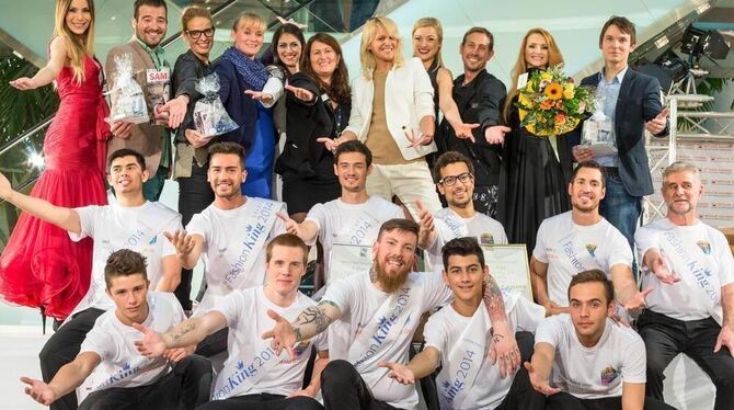 Die zwölf Finalisten (in weißen T-Shirts) des »Fashion-King«-Castings mit Jury und Organisatoren.  FOTO: WINDISCH-PHOTOGRAPHY