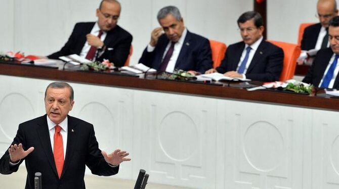 Präsident Erdogan wirbt vor dem Parlament um Zustimmung für das Militär-Mandat. Foto: Kayhan Ozer