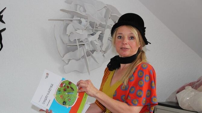 Mirja Wellmann mit ihrem »Kunstgarten«, einer Schule der Vorstellungskraft, mit lustigen Krabbeltieren auf dem Einband und einem