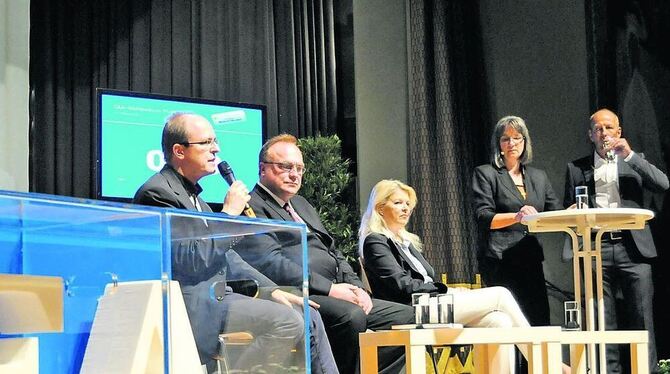 Kandidaten im Vergleich (von links): Michael Schrenk, Dr. Horst Raichle und Sabine Lauffer. Die Fragen stellten Petra Schöbel un