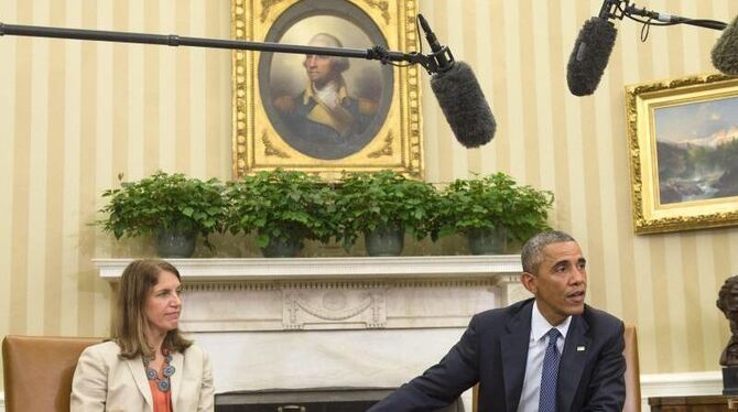 US-Präsident Barack Obama empfängt Gesundheitsministerin Sylvia Burwell im Oval Office. Foto: Kevin Dietsch