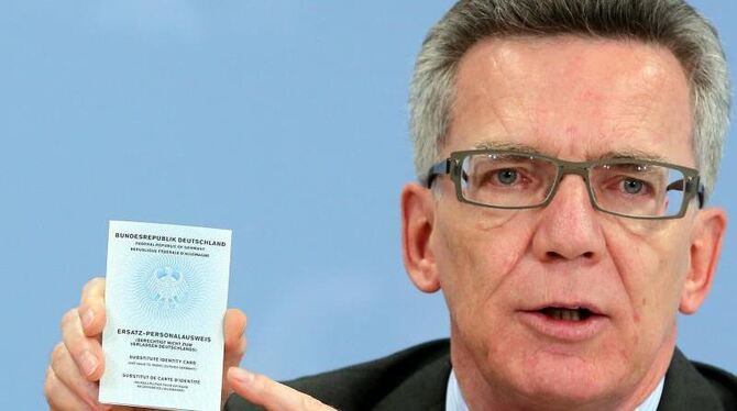 Bundesinnenminister de Maziere stellt den »Ersatzpersonalausweis« vor, der nach Entzug des normalen Ausweises ausgestellt wir