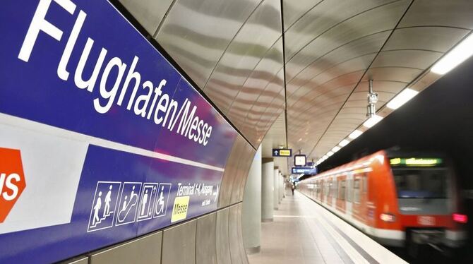 Eine S-Bahn fährt in die S-Bahnstation Flughafen/Messe am Flughafen in Stuttgart ein.  Foto: dpa