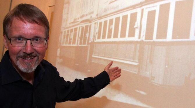 Bernhard Madel vor einem Lichtbild der alten Straßenbahn.  FOTO: LEISTER