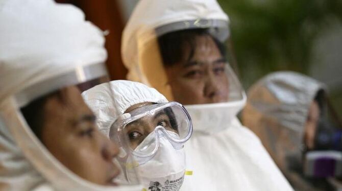In vielen Ländern wird der Ebola-Ernstfall geübt, wie hier auf den Philippinen. Foto: Dennis M. Sabangan