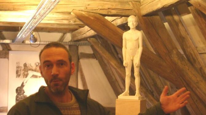 Einen Bogen »Vater-Sohn-Beziehung« über Generationen hinweg schlagen die Skulpturen von Stephan Potengowski. Er steht als Vater