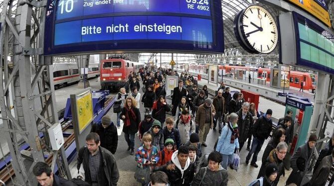 Fahrgäste im Hauptbahnhof Frankfurt/Main. Foto: Marius Becker