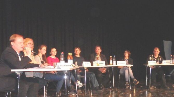 Auf dem Podium: Alexander Schmidt, Christa Herta-Dank, Michelle Grigoruk, Ayse Erdil, Harald Sickinger, Oberbürgermeister Ulrich