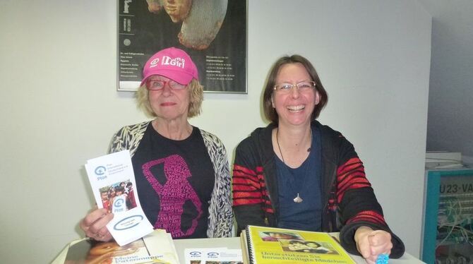 Annette Wynne (links) und Cornelia Waidmann sind Paten bei der Hilfsorganisation Plan international, die Dorfgemeinschaften in a
