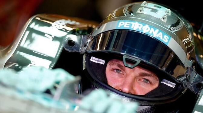 Nico Rosberg hat beim letzten Rennen der Saison die seelisch-moralische Unterstützung prominenter Daumendrücker. Foto: Valdri