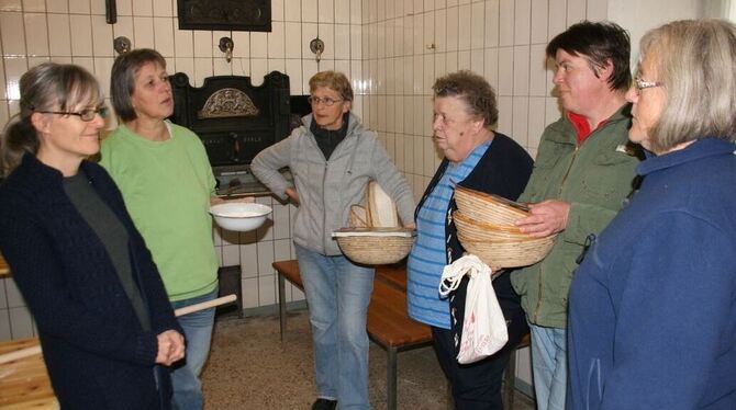 Außer für frisches Brot sind Backhäuser in den Gemeinden auch noch zur Stärkung der Gemeinschaft gut. FOTO: THUMM
