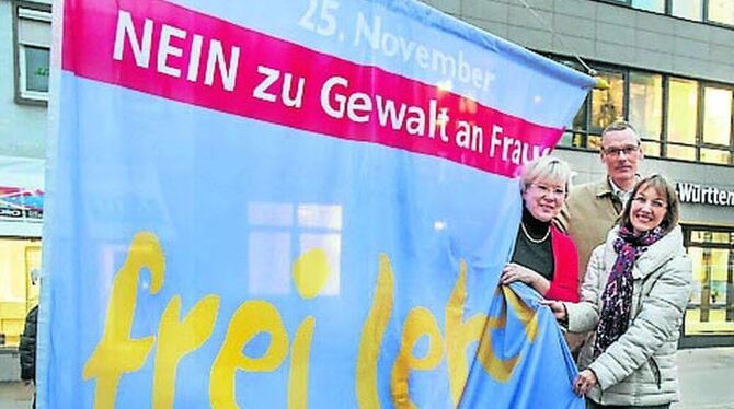 Wurde gestern von Edeltraut Stiedl, Albert Keppler und Sandra Stopper gehisst: die Terre-des-Femmes-Fahne. FOTO: TRINKHAUS