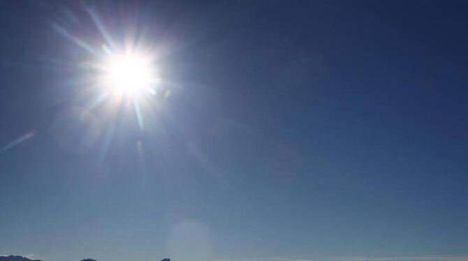 Strahlende Sonne auf dem Auerberg bei Bernbeuren. Auch der November fällt nach vorläufigen Berechnungen des Deutschen Wetterd