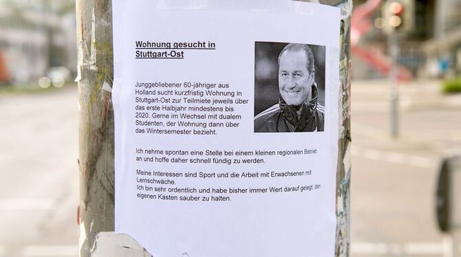 Eine nicht ganz ernst gemeinte Wohnungsanzeige mit dem Foto des Stuttgarter Trainers Huub Stevens hängt am 27.11.2014 in Stuttga