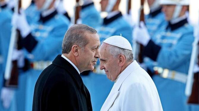 Ankunft in Ankara: Recep Tayyip Erdogan empfängt Papst Franziskus. Foto: Alessandro Di Meo