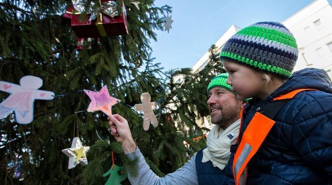 Rund 120 Kinder aus fünf Reutlinger Kindergärten haben den Weihnachtsbaumschmuck für die zwölf Meter hohe Rotfichte auf dem Mark