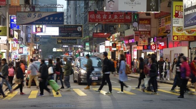 Hongkong wird am besten zu Fuß und mit der Metro entdeckt. Die Straßenschluchten sind eine ebenso laute wie lebendige Bühne des