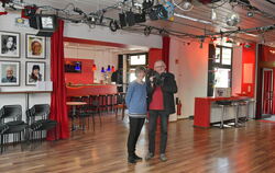 Petra und Thomas Zecher in den Räumen der Medienakademie, die sie in kürzester Zeit zu einer kulturellen Anlaufstelle in Metzing
