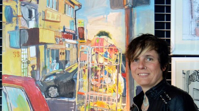 Ava Smitmans vor ihrem Bild »Morgens an der Straße«. Die Künstlerin hat zwei Monate in Ofterdingen gelebt und gearbeitet, skizzi