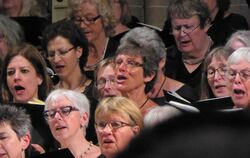 Sängerinnen des Philharmonia Chores Reutlingen und der Betzinger Sängerschaft beim Benefizkonzert in der Marienkirche. FOTO: BER
