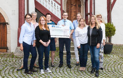 Der Scheck über 8 368,41 Euro wurde im Schlosshof übergeben: (von links) Gabi Förder, Marina Hanisch, Karin Föll, Petra Rupp-Wie