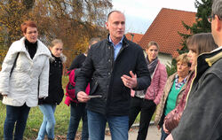 Christian Schneider, 54, CDU-Kandidat für die OB-Wahl, im Gespräch mit Altenburger Bürgern.  FOTO: PIETH