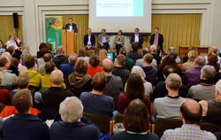 Dr. Gerhard  Bronner (links) moderierte den Abend mit den  OB-Kandidaten Christian Schneider, Thomas Keck,  Cindy Holmberg, Carl