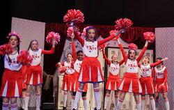 Cheerleader-Szene aus dem »High School Musical«, das am Donnerstag und Freitag über die Georgensaal-Bühne ging. FOTOS: KOZJEK