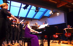 Pianistin Katharina Schlenker war Solistin beim Konzert in Münsingen.  FOTO: KADEN