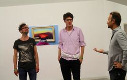 Die Künstler Philip Loersch (links) und Stefan Draschan   vor einer Fotoarbeit Draschans beim Vitamin-Event in den Wandel-Hallen