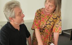 Volker Blumenthaler und Winni Victor mit den Partituren zu »Pontormos Schatten« beim Redaktionsbesuch im GEA. Foto: Knauer