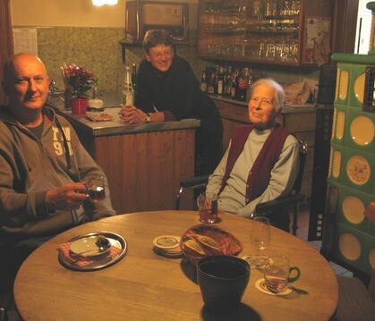 Den Rücken zum Kachelofen, sitzt die bald 85-jährige »Lamm«-Wirtin Gertrud Goller gern am Stammtisch bei ihren Gästen. Zu ihnen 