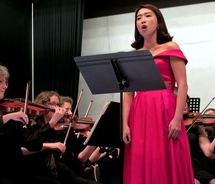 Großes Gespür für die Emotionalität von Berlioz’ Liedern: Mezzosopranistin A-Reum Lee mit der SinfoNeA in der Kulturhalle.  FOTO