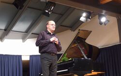 Pianist Michael Endres trat in Münsingen in der Zehntscheuer auf.  FOTO: KADEN