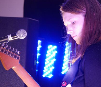 Stella Sommer  feiert Erfolge  mit ihrer Band Die Heiterkeit. In Reutlingen begleitete  sie sich selbst auf der Gitarre.  FOTO: 